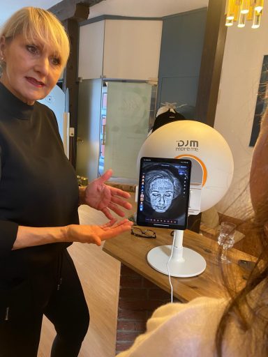Professionelle Hautanalyse in Melsungen in dem Kosmetikstudio von Nora Medyan.
